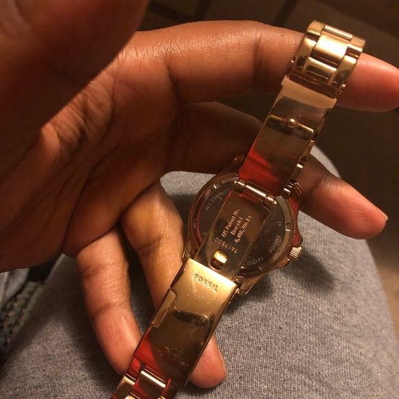 Gold plated women’s Fossil watch - Picture 3 of 6